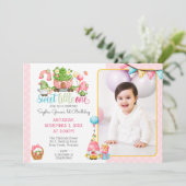 Invitation Fraise Gnome Little One 1er anniversaire Photo (Debout devant)