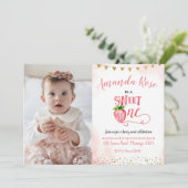 Invitation Fraise Sweet One First Birthday avec photo (Debout devant)