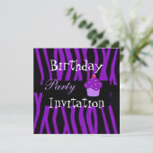 Invitation Frappe violette de cupcake d'anniversaire (Debout devant)
