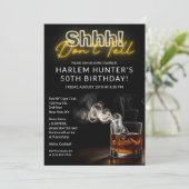 Invitation Fumée et Whiskey pour homme surprise (Debout devant)