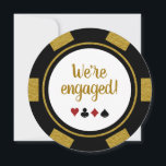 Invitation Fun Poker Chip Black Gold Mariage Fiançailles<br><div class="desc">Éblouissez vos amis et votre famille en leur envoyant ces invitations de fiançailles de mariage de poker noir,  blanc et or. Ils attendent avec impatience de se joindre à vous pour cette fête inoubliable !</div>