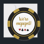 Invitation Fun Poker Chip Black Gold Mariage Fiançailles<br><div class="desc">Éblouissez vos amis et votre famille en leur envoyant ces invitations de fiançailles de mariage de poker noir,  blanc et or. Ils attendent avec impatience de se joindre à vous pour cette fête inoubliable !</div>