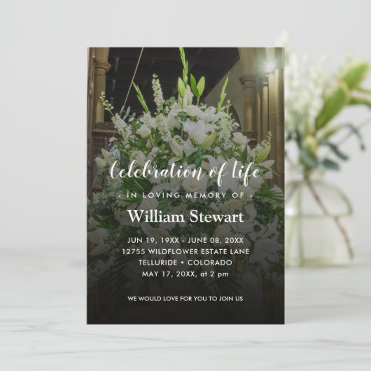 Invitation Funérailles modernes | Fleurs blanches Célébration (Debout devant)
