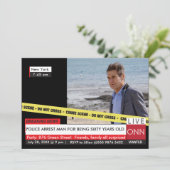 Invitation Funny 60e anniversaire 🎉 Fake TV News (Debout devant)