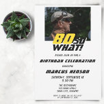 Invitation Funny 80 alors que Citer photo 80e anniversaire<br><div class="desc">Funny 80 alors que Citer Photo 80th Birthday Invitation. Un texte motivant et drôle 80 Donc ce qui est génial pour une personne avec un sens de l'humour. Le texte est en jaune et noir. Ajoutez votre photo et personnalisez l'invitation.</div>