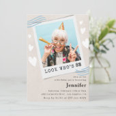 Invitation Funny Blue Look qui est 88 Photo 88e anniversaire (Debout devant)