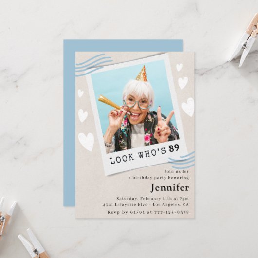 Invitation Funny Blue Look qui est 89 Photo 89e anniversaire (Devant/Arrière en situation)