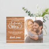Invitation FUTURE MRS. Bois de chêne Fête des mariées rustiqu (Debout devant)