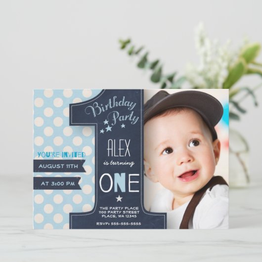 Invitation Garçon d'anniversaire tableau noir Un Premier (Debout devant)