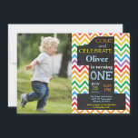 Invitation Garçon pour son 1er anniversaire Tableau noir arc-<br><div class="desc">Invitation pour le 1er anniversaire d'un garçon avec tableau noir arc-en-ciel et photo personnalisée. Invitation pour la fête du premier anniversaire d'un garçon. Texte en rouge orange jaune vert bleu violet rose. Fond Chevron arc-en-ciel coloré. Pour une personnalisation plus poussée, veuillez cliquer sur le bouton "Personnaliser" et utiliser notre outil...</div>