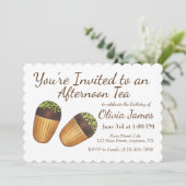 Invitation Gâteau de fête de thé des Madeleines pour la fête  (Debout devant)