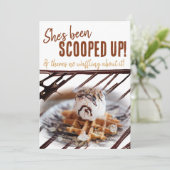 Invitation Gaufre de glace avec nappage au chocolat (Debout devant)