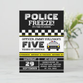 Invitation Gèle ! Parti d'anniversaire de l'officier de polic (Debout devant)