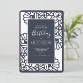 Invitation géométrique moderne d'anniversaire de (Debout devant)