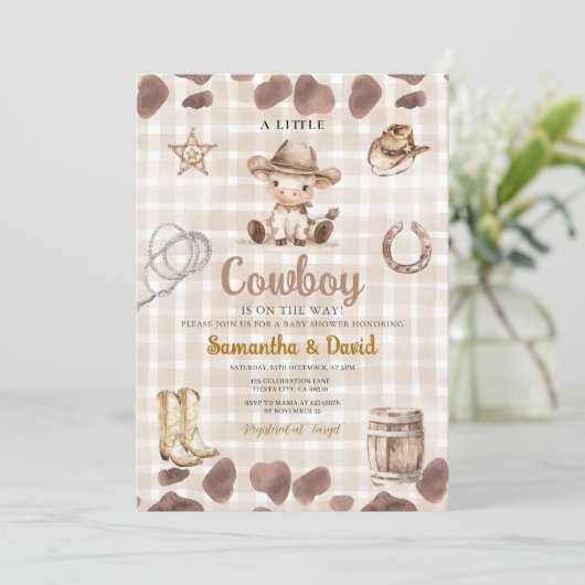 Invitation Gingham Cowboy is on the Way Baby Shower  (Debout devant)