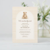 Invitation Gingham Teddy Bear We Can Bearly Wait (Debout devant)
