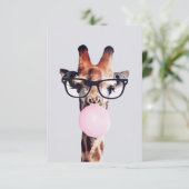 INVITATION GIRAFFE PORTANT DES VERRES SOUFFRANT UN BUBBLEGUM  (Debout devant)
