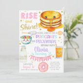 Invitation Girl pancakes and pajama birthday party invite. (Debout devant)