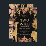 Invitation Girls Two Wild 2e Anniversaire Pink Black Safari<br><div class="desc">Cette invitation à la fête du deuxième anniversaire de cette "deux sauvages" jungle safari a pour thème les animaux faux en or (girafe, lion et singes), le feuillage de la jungle dorée et rose, et un arrosage de confettis d'or sur un arrière - plan noir. Ajoutez le nom de la...</div>