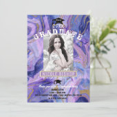 Invitation Glam en marbre d'or violet fête de graduation (Debout devant)