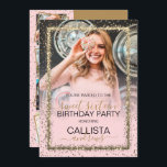 Invitation Glam Pink Gold Confetti Bordure Photo Sweet 16<br><div class="desc">L'invitation à la fête d'anniversaire du sweet sixteen photo, élégante et moderne, est parfaite pour l'événement contemporain et élégant. Il présente une parties scintillant brillante dorée au champagne imitant sur une bordure de confetti parsemée de saupoudrées au sommet d'un ombre rose et brun et de la photographie arrière - plan....</div>