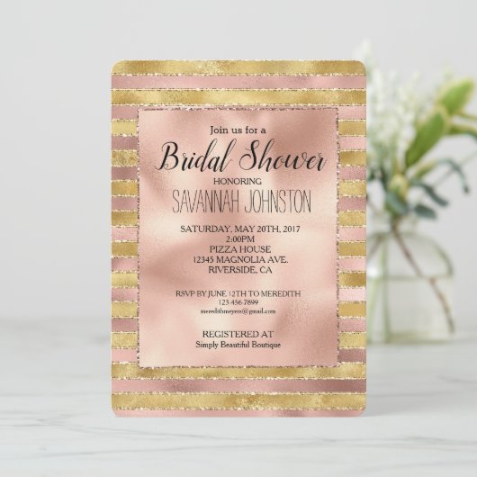 Invitation Glam Rose et Gold Glitzy Stripes Fête des mariées (Debout devant)