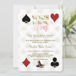 Invitation Glam Vegas Avant Vows Casino Gatsby Bachelorette<br><div class="desc">Vegas Avant Vows Great Gatsby Bachelorette Week-end! Ce design présente un style art déco vintage, un motif hollywoodien des années 1920, "Vegas Before Vows", typographie avec superposition en dégradé d'or et effet néon, en costumes de cartes, sur un arrière - plan Art déco d'or blanc passé. Utilisez l'outil Personnaliser pour...</div>