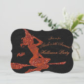 Invitation Glam Witch Voler sur Broom Halloween Party (Debout devant)