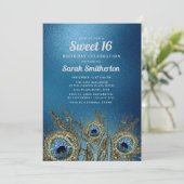 Invitation Glitterie Bleu Peacock Feathers Or Douce 16 (Debout devant)