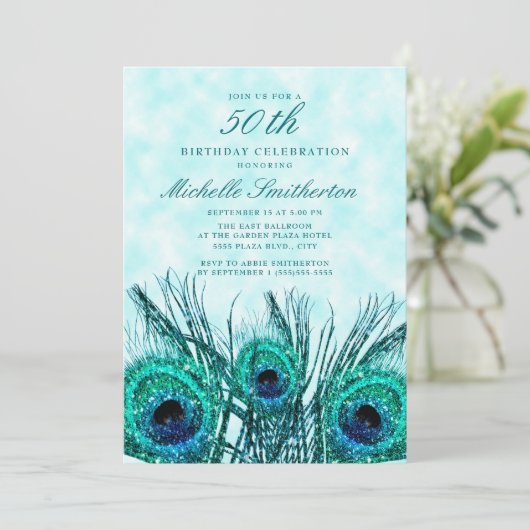 Invitation Glitterie Turquoise Peacock Feathers 50e (Debout devant)