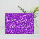 Invitation Glitz Purple 'Vous êtes invité' texte lilas (Debout devant)