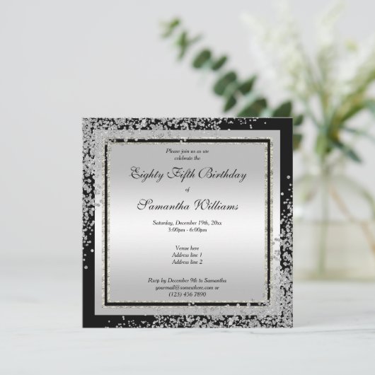 Invitation Glitzy Silver Confetti Corners 85e anniversaire (Debout devant)