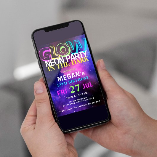 Invitation Glow dans l'invitation de fête d'anniversaire du n