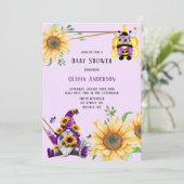 Invitation Gnome d'abeilles dans le Baby shower Floral pourpr (Debout devant)