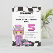 Invitation GO-KART fille cinq anniversaire | Fille n'importe (Debout devant)