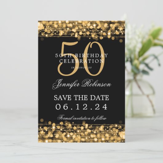 Invitation Gold 50th Birthday Enregistrer la date avec les dé (Debout devant)