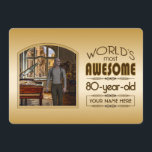 Invitation Gold 80th Birthday Meilleur cadre photo personnali<br><div class="desc">Célébrez l'anniversaire marquant de votre personne âgée préférée avec ce cadeau classe qui leur rappelle à quel point ils sont fabuleux. Des lignes épurées et des tons bruns, or et crème composent ce cadre simple mais élégant qui peut être customisé avec votre photo préférée, les noms, les initiales ou d'autres...</div>