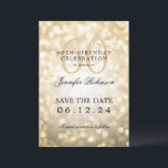 Invitation Gold Bokeh 60th Birthday Enregistrer la date avec<br><div class="desc">Design élégant "60th Birthday Party" avec lumières Bokeh et nom personnalisé   texte de détails. Facile à utiliser et facile à personnaliser. Commandez aujourd'hui !</div>