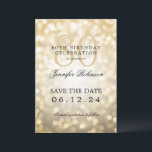 Invitation Gold Bokeh 80th Birthday Enregistrer la date avec<br><div class="desc">Elégant design "80th Birthday Party" avec Gold Bokeh et nom personnalisé   détails texte. Facile à utiliser et facile à personnaliser. Commandez aujourd'hui !</div>