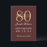 Invitation Gold Burgundy 80th Birthday Enregistrer la date Dé<br><div class="desc">Design élégant "80th Birthday Party" avec un script de typographie formel,  nom personnalisé et texte de détails. Facile à utiliser et facile à personnaliser. Commandez aujourd'hui !</div>