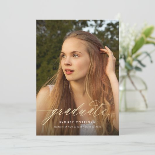 Invitation Gold Calligraphy Script Graduation Photo Invitatia (Debout devant)