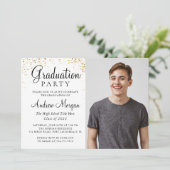 Invitation Gold confetti Graduate Caps Photo (Debout devant)