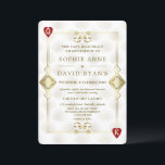 Invitation Gold Gatsby Casino Royale Vegas Mariage de poker<br><div class="desc">Unique Casino Royale et Great Gatsby conception de carte à thème. Il présente un style art déco vintage, un cadre hollywoodien des années 1920 avec du faux or Fleur de lis, des coeurs rouges, Q et K sur deux coins (simulant des cartes à jouer), sur un arrière - plan motif...</div>