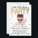 Invitation Gold Sparkle Confetti Photo 70th Birthday Party<br><div class="desc">Posh et parfait Gold parties scintillant confetti,  élégante et féminine invitation à la fête sur son fabuleux 70e anniversaire. Glitterie brillant blanc et or motif imprimer pois toile de fond. Elégant et classe pour une soirée formelle soignée ou un rassemblement informel.</div>