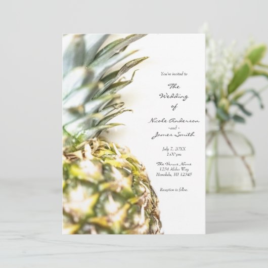 Invitation Golden Tropical Pineapple Island Beach Mariage (Debout devant)