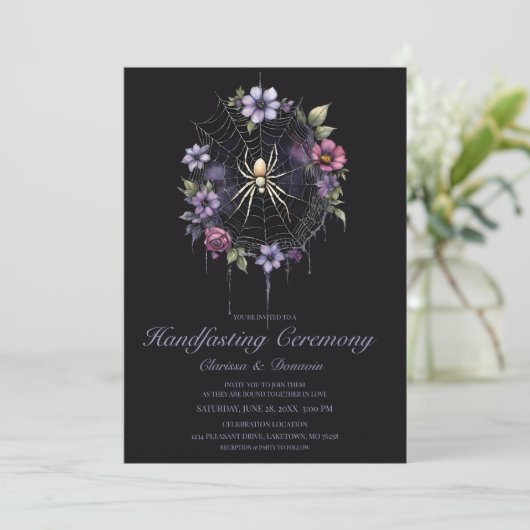 Invitation Gothic Purple Spider Floral Web Handfasting (Debout devant)