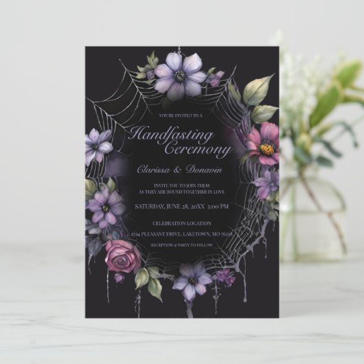 Invitation Gothic Purple Spider Floral Web Handfasting (Debout devant)