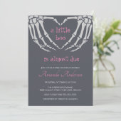 Invitation Gothique Halloween squelette mains Baby shower fil (Debout devant)