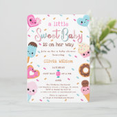 Invitation Gourmandises de Land Sprinkles Donut Baby Shower (Debout devant)