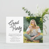 Invitation Grad Party Script photo Graduation (Debout devant)